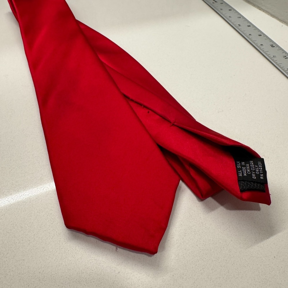 Vintage Covington Tie Red Solid 100% Silk Preppy Presidential Old Money Casual